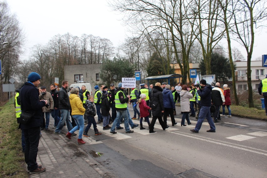 Protest mieszkańców w Kuźni Nieborowskiej. Zablokowali drogę wojewódzką