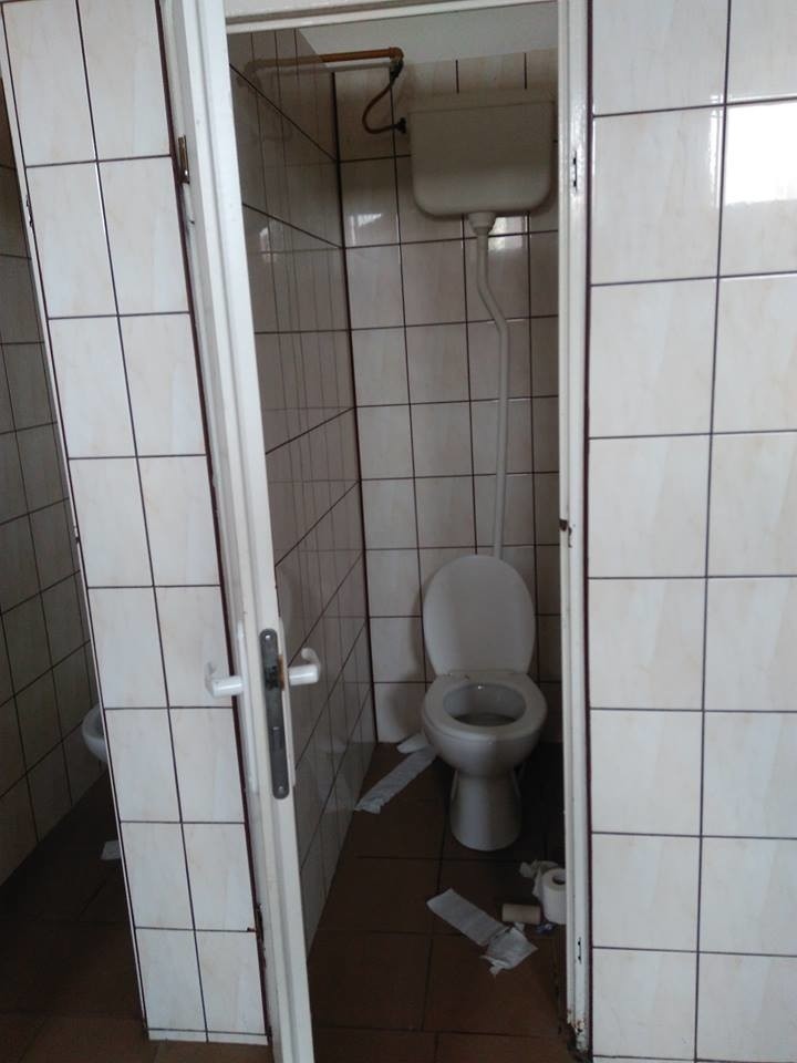 Tak wyglądają łazienki w wygaszanym budynku gimnazjum przy...