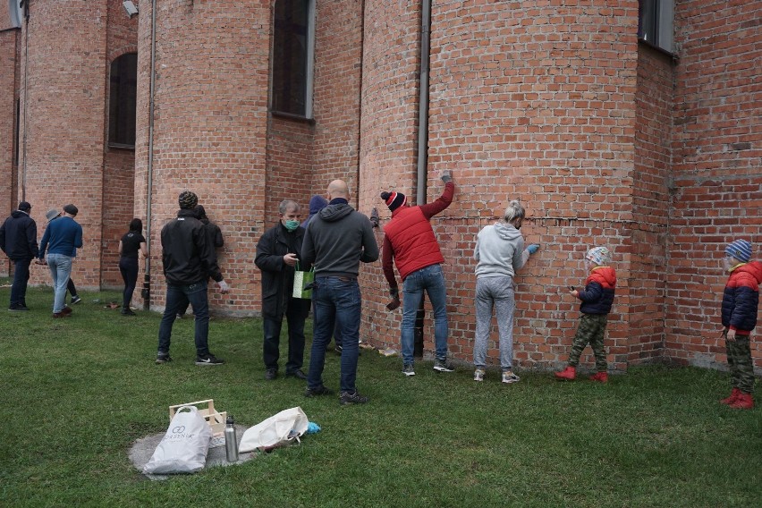 Parafianie i kibice Widzewa wyczyścili pomazany kościół przy parku Podolskim ZDJĘCIA