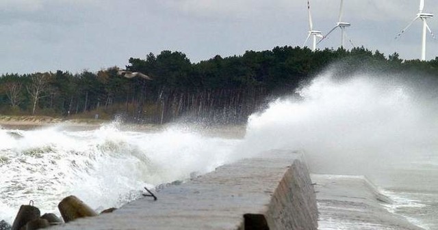 Najprawdopodobniej z powodu zbyt silnego wiatru i dużych fal na plażach od Dźwirzyna na zachód około południa zawisną czerwone flagi.