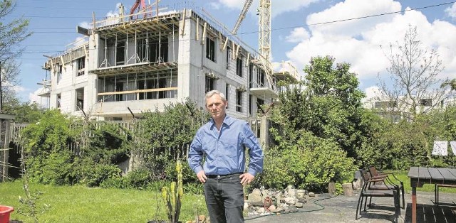 Właściciel zbiornika Tadeusz Ślizowski liczy, że może on powstrzymać dalszą ekspansję bloków w sąsiedztwie