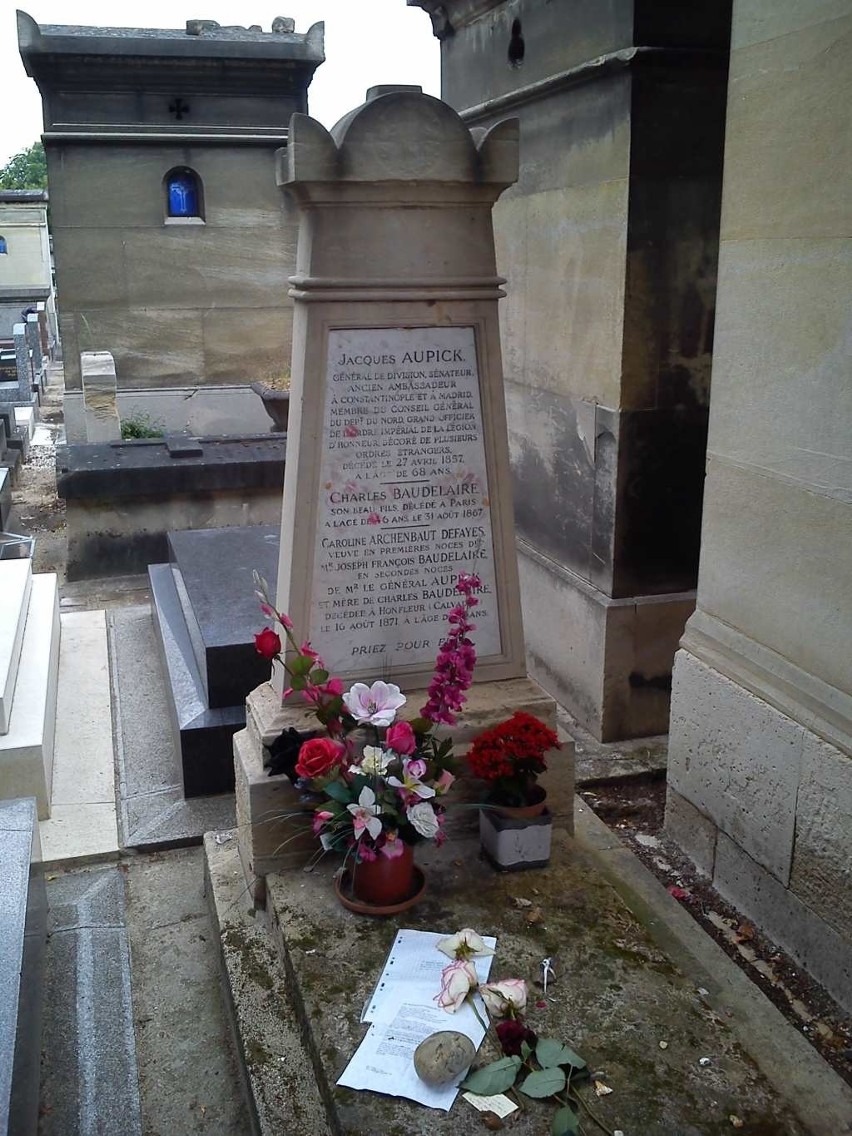 Cmentarz Montparnasse w Paryżu, grób poety Charlesa...