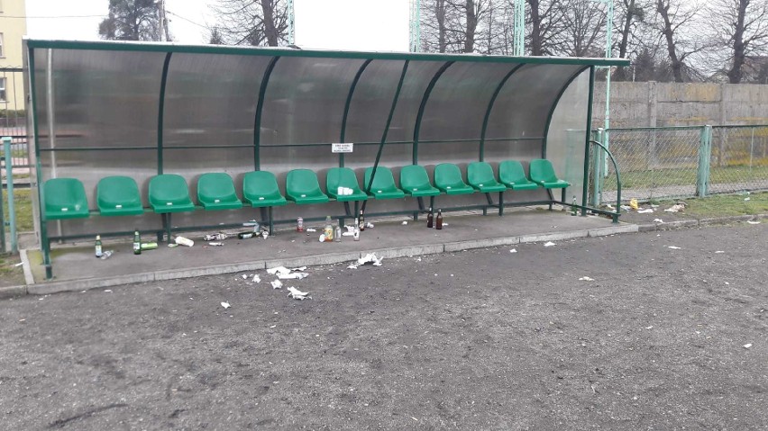 Maków Maz. Śmieci rozrzucone na stadionie. MKS Makowianka "obrzuony skandaliczną sytuacją"