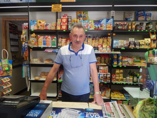 Jan Wójtowicz pracuje w sklepie „Irena” przy ul. Dolnej 4 od 25 lat. Działalność odziedziczył po swojej mamie.