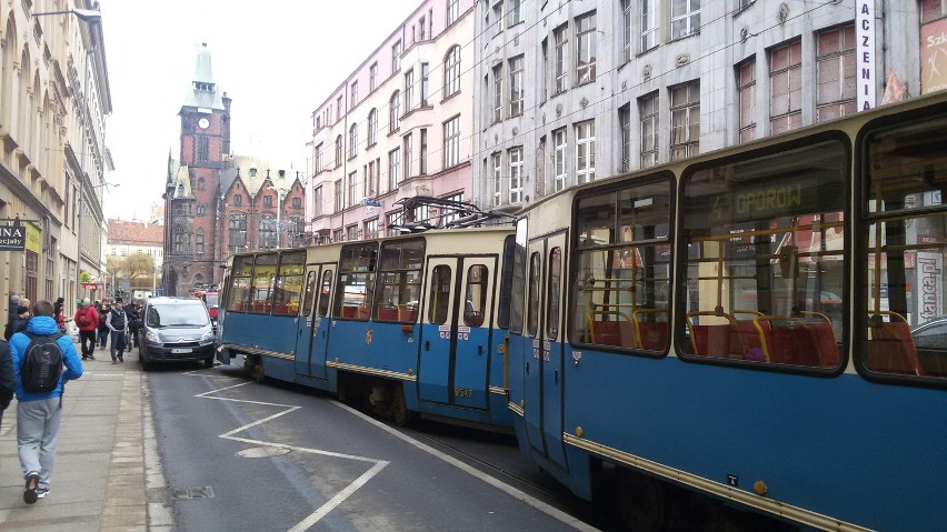 Wrocław: Wypadek na Krupniczej. Tramwaj wykoleił się i uderzył w samochody. Są ranni (ZDJĘCIA, FILM)