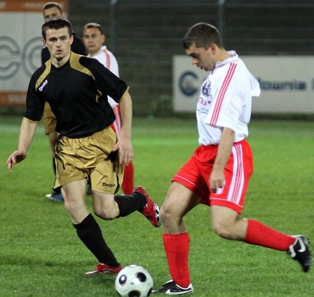 Fragment finałowego meczu pomiędzy zawodnikami z Lublina (ciemne koszulki) i Tarnowa.