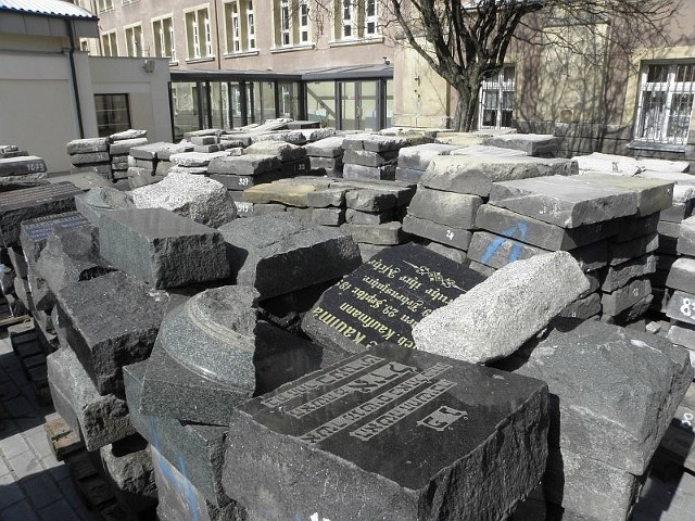 Na boisku przed III Liceum Ogólnokształcącym w Inowrocławiu leży około 2 tysięcy fragmentów macew. To z nich zbudowany był chodnik, po którym przez ponad 70 lat spacerowali inowrocławianie