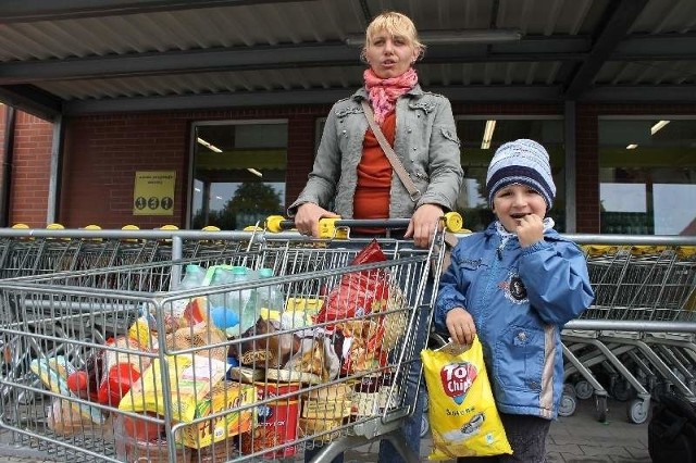 Burmistrz Sylwester Lewicki długo blokował budowę sklepów wielkopowierzchniowych. - Nasz kapitalizm budował się w oparciu o małe przedsiębiorstwa i powinniśmy je chronić przed nawałnicą hipermarketów, co rzeczywiście jest syzyfową pracą - mówił burmistrz Sylwester Lewicki jeszcze trzy lata temu po otrzymaniu nagrody Syzyfa Roku. W rezultacie jednak wielu oleśnianie musiało jeździć na zakupy do Kluczborka albo do Opola. - Cieszę się, że wreszcie będą nowe sklepy, bo na razie w Oleśnie są same Biedronki  - mówi  Patrycja Wolny, na zdjęciu z synem Patrykiem.