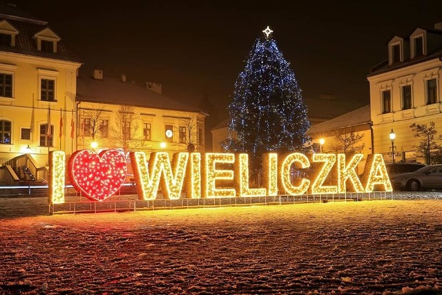 Napis „I love Wieliczka” ma 11,1 metra długości i 1,2 metra wysokości, a jego grubość to 0,3 m. Taka świąteczna instalacja stanęła w mieście po raz pierwszy