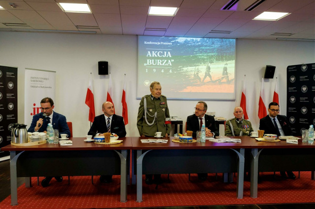 W związku z 80. rocznicą akcji „Burza” we wtorek, 13 lutego 2024 r. w siedzibie Oddziału Instytutu Pamięci Narodowej w Białymstoku odbyła się konferencja prasowa dr. hab. Karola Polejowskiego, zastępcy prezesa Instytutu Pamięci Narodowej.W spotkaniu udział wzięli również: dr Marek Jedynak, dyrektor Oddziału IPN w Białymstoku, dr Konrad Graczyk, zastępca dyrektora Biura Badań Historycznych IPN oraz kombatanci: mjr Czesław Chociej (stoi), prezes okręgu białostockiego Światowego Związku Żołnierzy AK i kpt. Jan Bielenia, weteran Armii Krajowej Zrzeszenia Wolność i Niezawisłość.