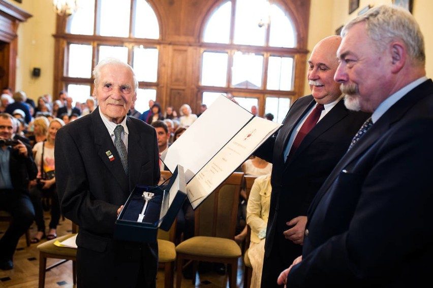 Stanisław Sitko odbiera nagrodę Filantropa Krakowa