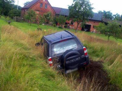 Suzuki wypadło z drogi. Na szczęście nikomu nic się nie stało.