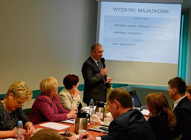 Wójt Lesław Blacha prezentuje planowane inwestycje
