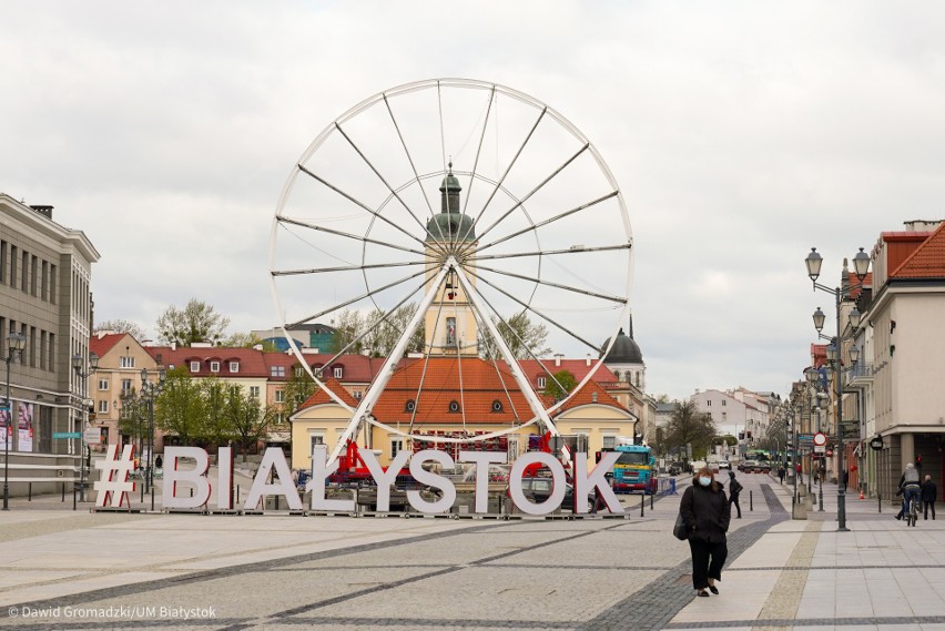 Wielki diabelski młyn na Rynku Kościuszki. W centrum miasta powstaje nowa atrakcja (zdjęcia)