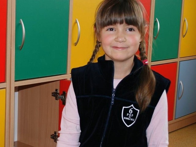 7-letnia Antosia Kruk jest zadowolona ze swojej szafki w Szkole Podstawowej nr 6