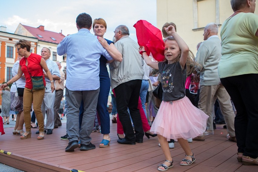 Letnia potańcówka na tarnowskim rynku