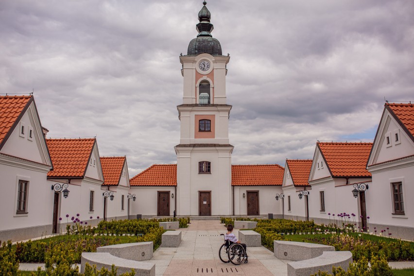 Dla nich ograniczenia nie istnieją. Arek i jego rodzice pokazują, że wózek nie stoi na przeszkodzie w podróżowaniu i spełnianiu marzeń