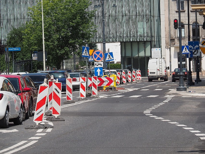 Ulica Sienkiewicza wciąż wygrodzona chociaż remont już się zakończył. Dlaczego? ZDJĘCIA