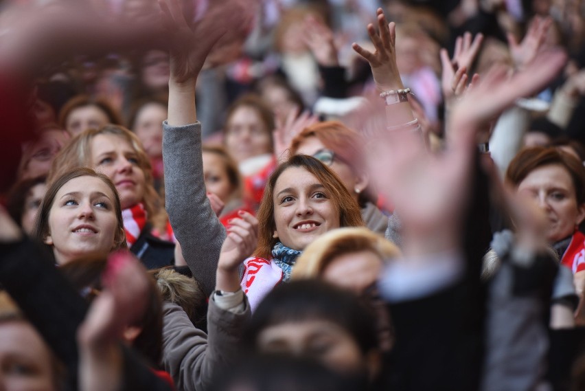 Rocznica chrztu Polski: Na stadion przybywają tłumy