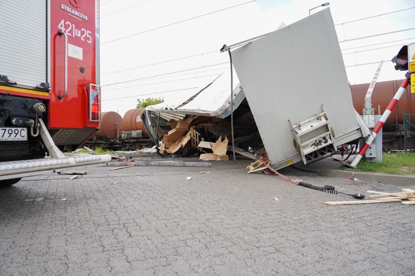 Ciężarówka zatrzymała się na przejeździe. Uderzył w nią...