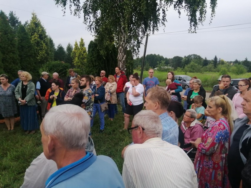 Protest mieszkańców osiedla Krzywie-Chełmy w Zgierzu. Nie chcą nowego osiedla w ich sąsiedztwie ZDJĘCIA