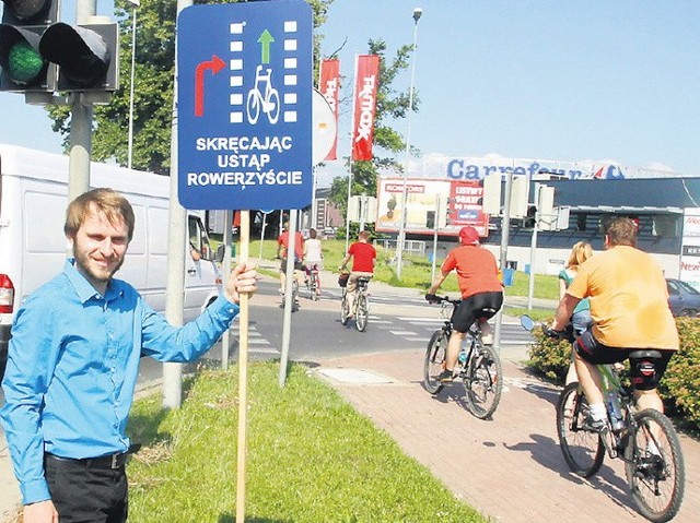 Znak z napisem "Skręcając ustąp rowerzyście" stanął wczoraj przy CH Molo.