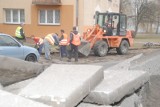 Robotnicy z Grudziądza wzięli się za zniszczone chodniki 