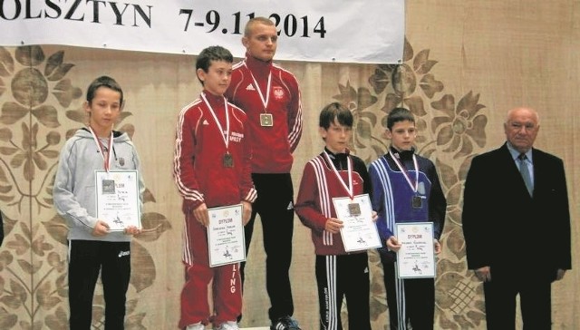 Patryk Jurkowski (z lewej) wywalczył srebrny medal na mistrzostwach Polski młodzików w zapasach w Olsztynie. 