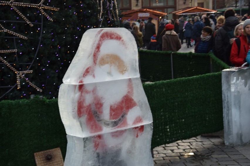 Tłumy i lodowe rzeźby na Jarmarku Bożonarodzeniowym we...