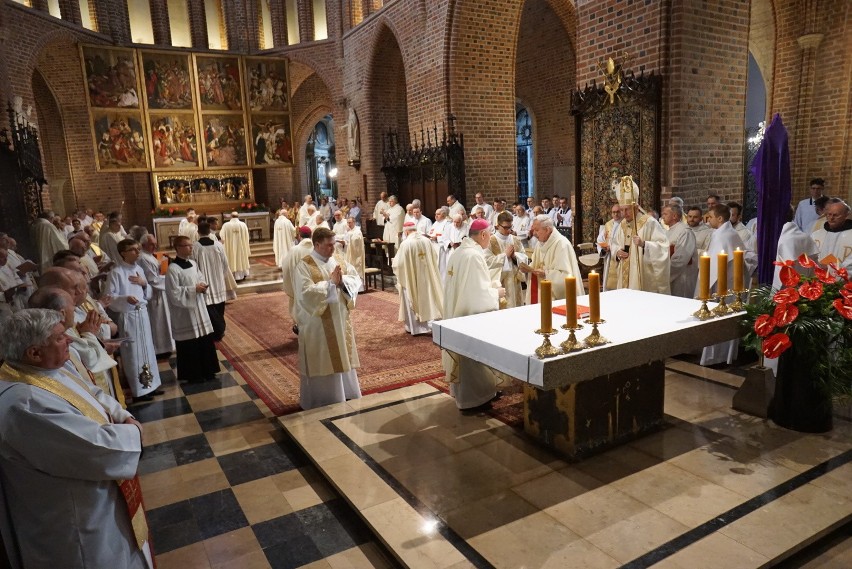 Wielki Czwartek: Msza św. Krzyżma - święto kapłanów w...