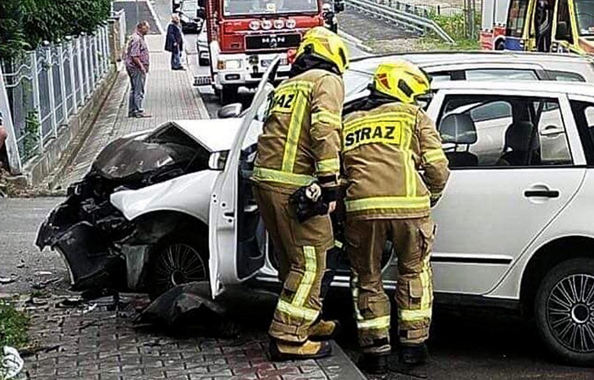 Groźny wypadek na drodze obok remizy OSP w Siołkowej. Dwie osoby w szpitalu