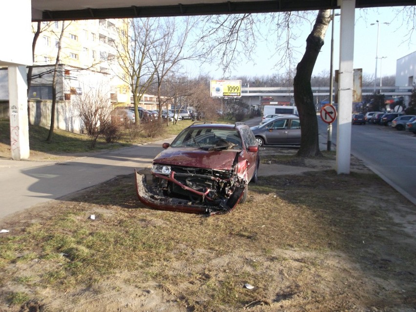 Wrocław: Wypadek na Horbaczewskiego. Samochód dachował, jedna osoba w szpitalu