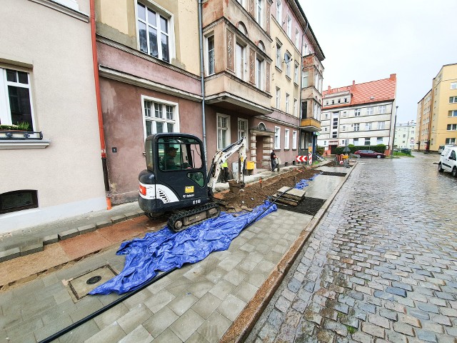 Chodnik był najpierw gotowy, a teraz znów jest rozkopany. Wykonawca: prace się nie zakończyły, trwa układanie kabla