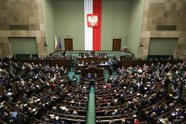 Rząd premiera Morawieckiego poprało dwoje parlamentarzystów Platformy Obywatelskiej. Partia Grzegorza Schetyny tłumaczy, że doszło do pomyłki  z przyczyn technicznych.