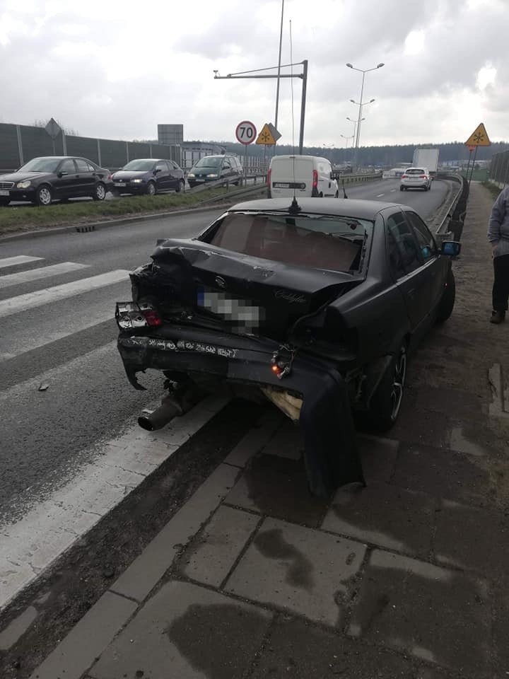Na drodze krajowej nr 94 w Olkuszu zderzyły się dwa samochody