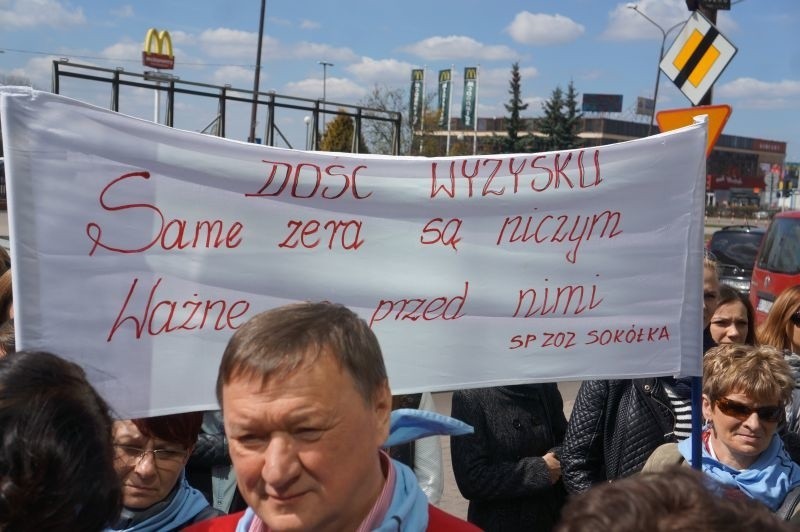 Protest pielęgniarek przed urzędem marszałkowskim