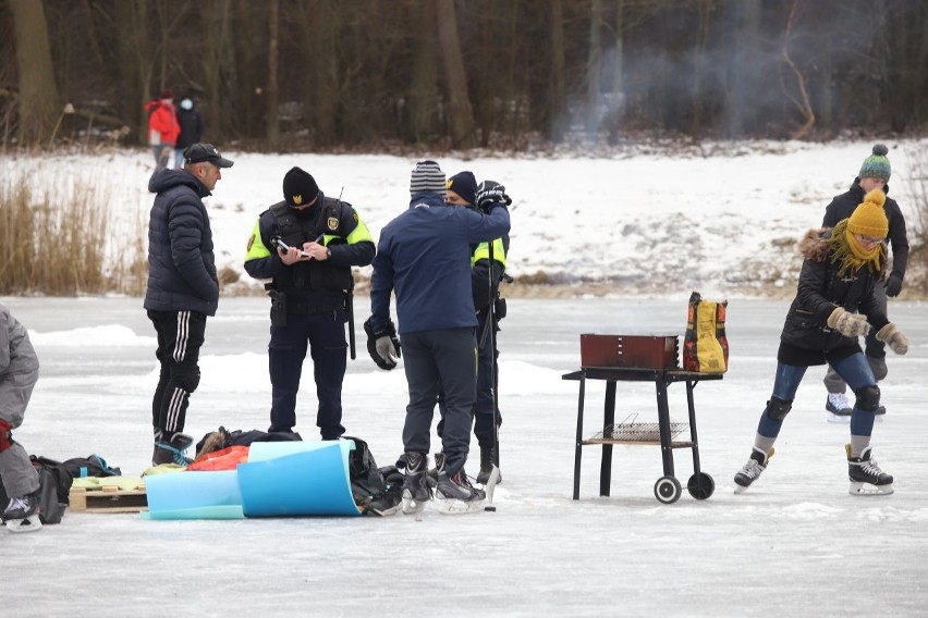 W niedzielę (7 lutego) grupka miłośników grillowania...