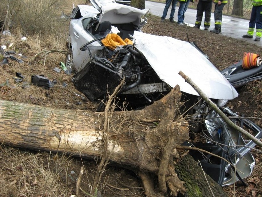 Wypadek Lexus jechał 140 km/h i uderzył w drzewo, rozbity