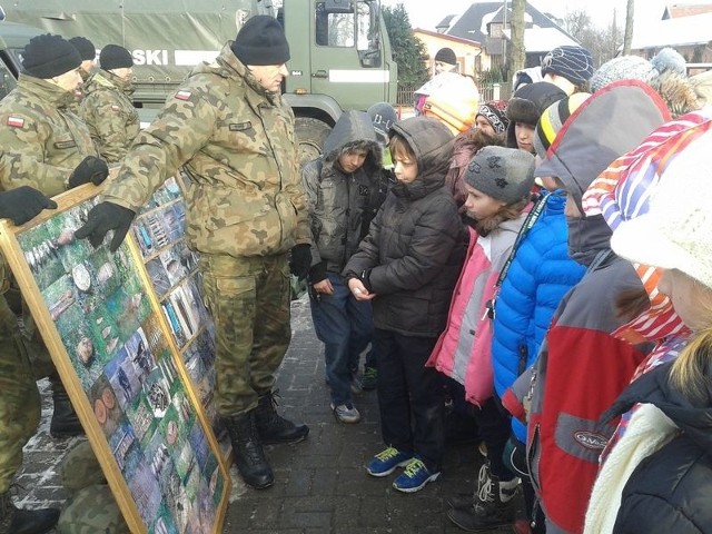 Uczniowie z zainteresowaniem słuchali opowieści saperów.