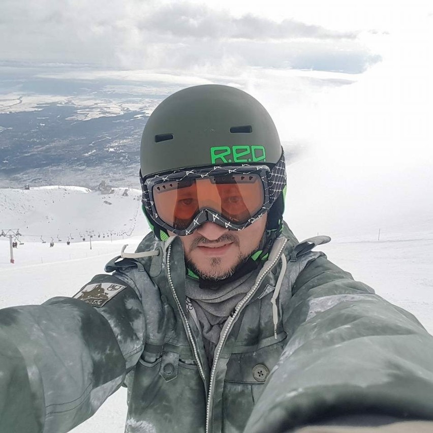 Hobby Krzysztofa Ołowni to snowboard - na zdjęciu na stoku...