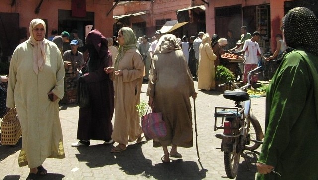 Gwarny bazar w Marakeszu