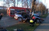 Ul. 3 Maja. BMW uderzyło w drzewo. Kierowca był uwięziony w pojeździe (wideo)