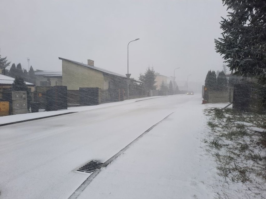 Śnieżyca w Radomiu. W ciągu kilku minut na drogach zrobiło...