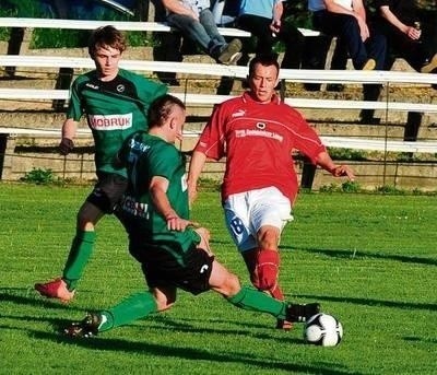 Piłkarze Korzennej (zielone stroje) doznali klęski w meczu z Glinikiem Fot. (KOW)