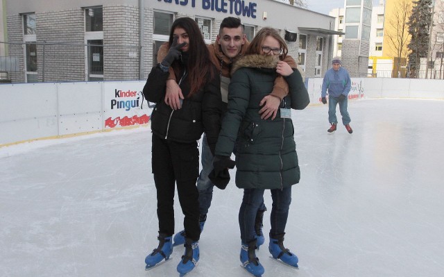 Klaudię, Sylwestra oraz Aleksandrę spotkaliśmy w czwartek na lodowisku przy Miejskim Ośrodku Sportu i Rekreacji w Radomiu. Trójka przyjaciół bardzo ceni sobie tę formę aktywnego wypoczynku i korzysta z niej, gdy tylko nadarza się ku temu okazja.