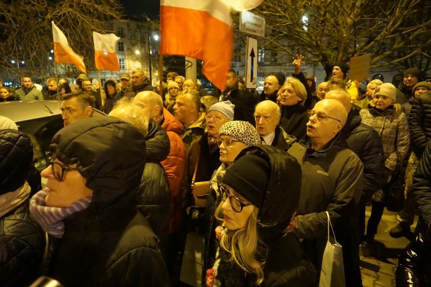 Manifestacja pod siedzibą łódzkiego oddziału Telewizji Polskiej SA. Protestowali w obronie mediów