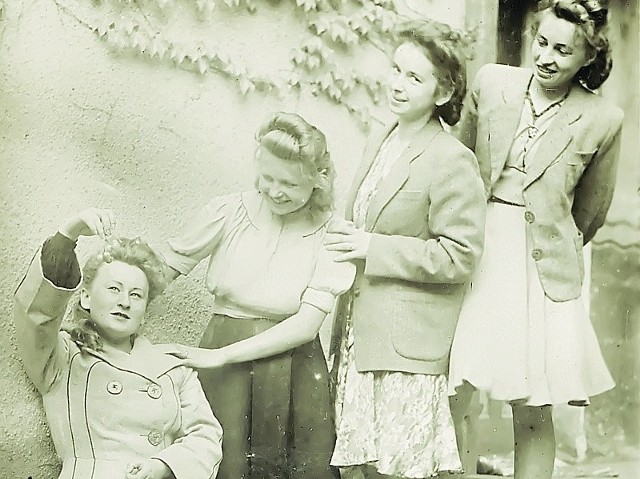 Autorka tekstu (druga od dołu) i jej siostra Renia (na samej górze) z koleżankami: Lilą Galantówną (na dole) i Lilą Szkućkówną.