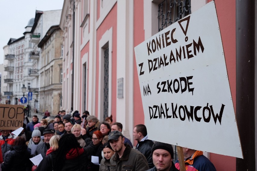 W piątek działkowcy protestowali przed Urzędem Miasta w...