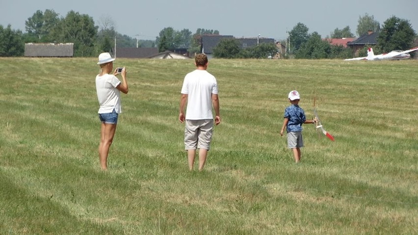 Gmina Jedlińsk. Zawody modeli szybowców. „Jaskółki” przeleciały nad lotniskiem na Piastowie 