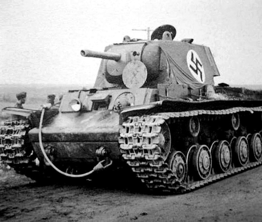 Sowiecki ciężki czołg KW-1 zdobyty przez Niemców w lecie...